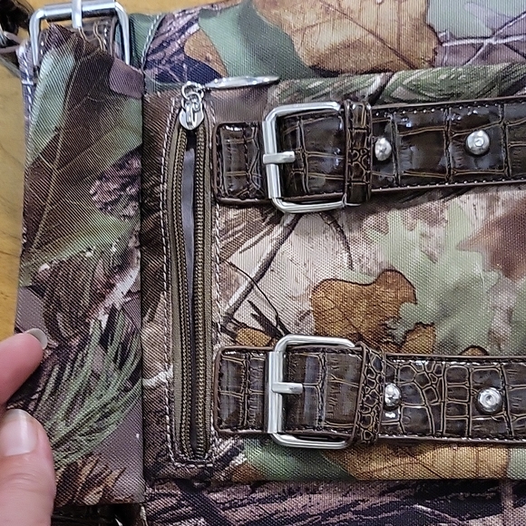 Realtree camo 9 pocket shoulder purse with adjustable strap - Picture 3 of 16